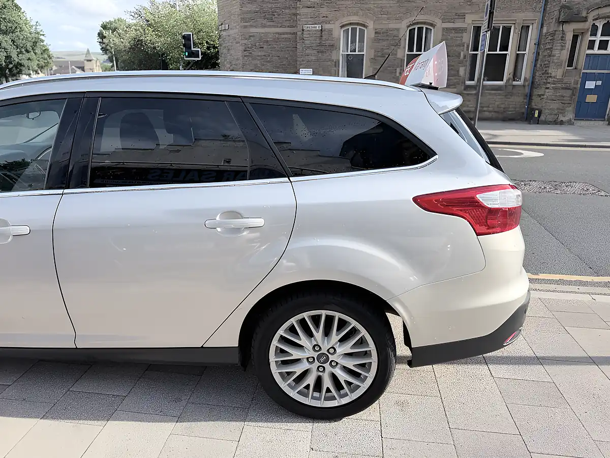 Used 2014 Ford Focus Zetec Navigator Silver - Interior and Exterior details 10