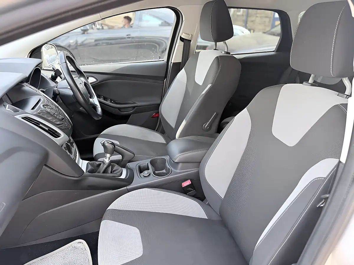 Used 2014 Ford Focus Zetec Navigator Silver - Interior and Exterior details 11
