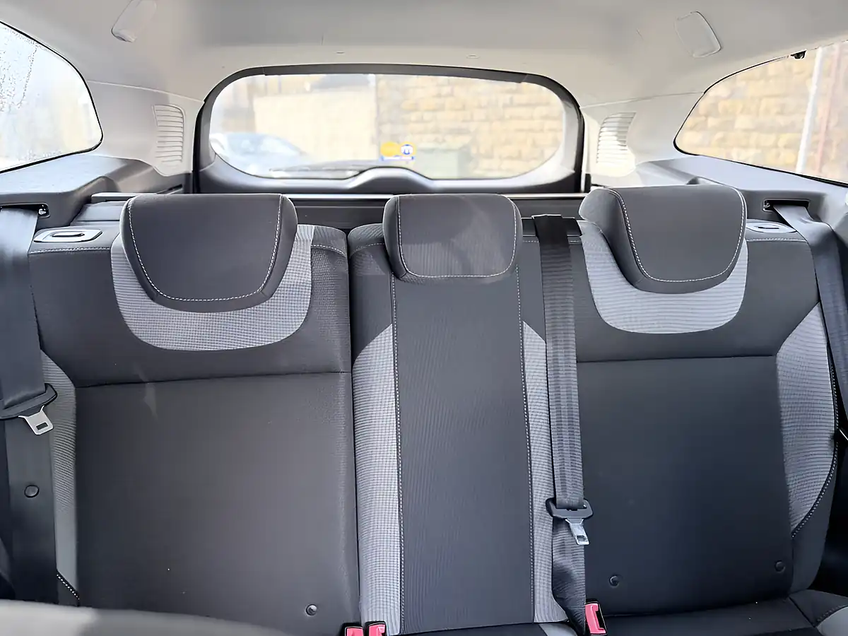 Used 2014 Ford Focus Zetec Navigator Silver - Interior and Exterior details 16