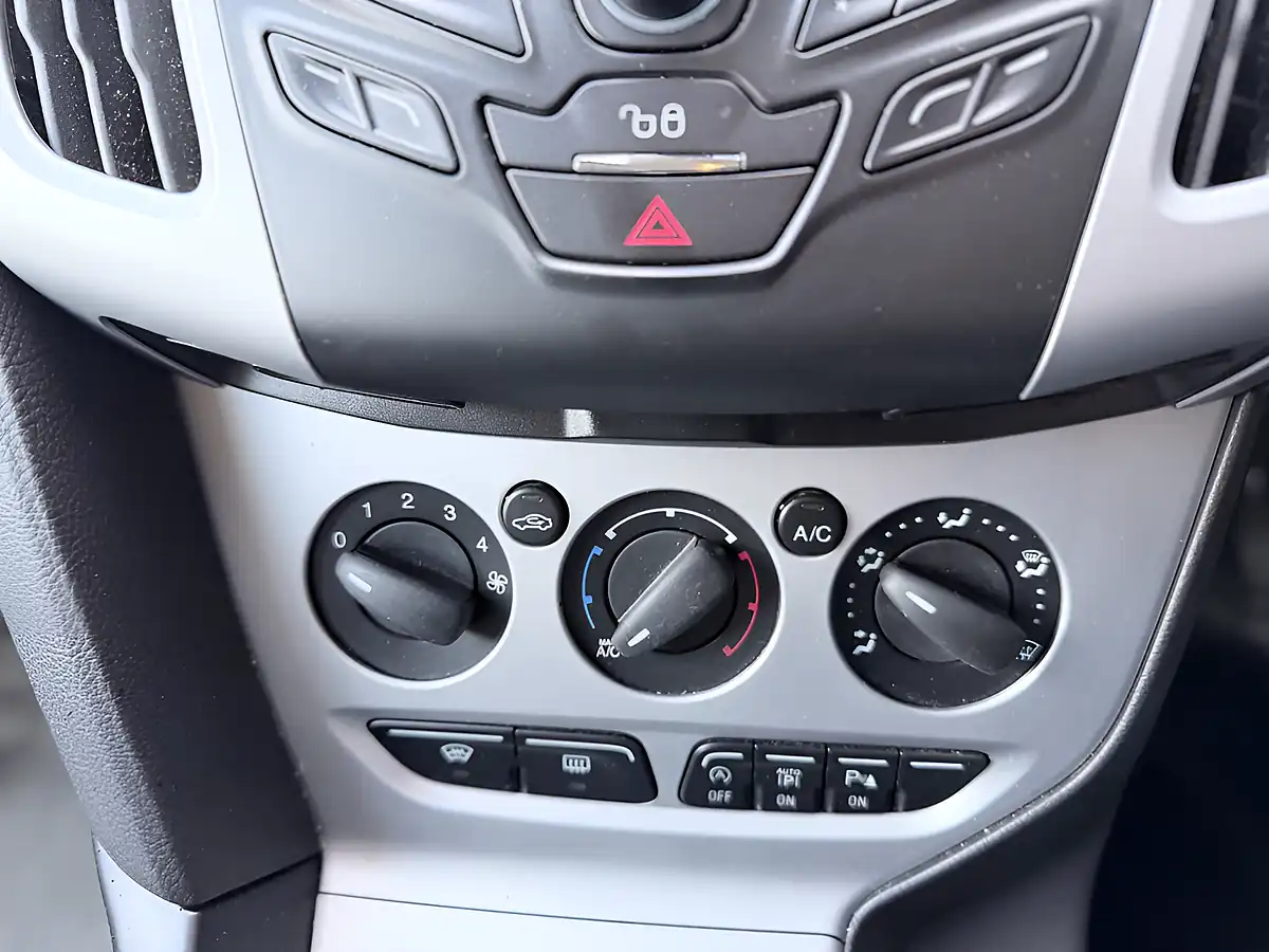 Used 2014 Ford Focus Zetec Navigator Silver - Interior and Exterior details 18