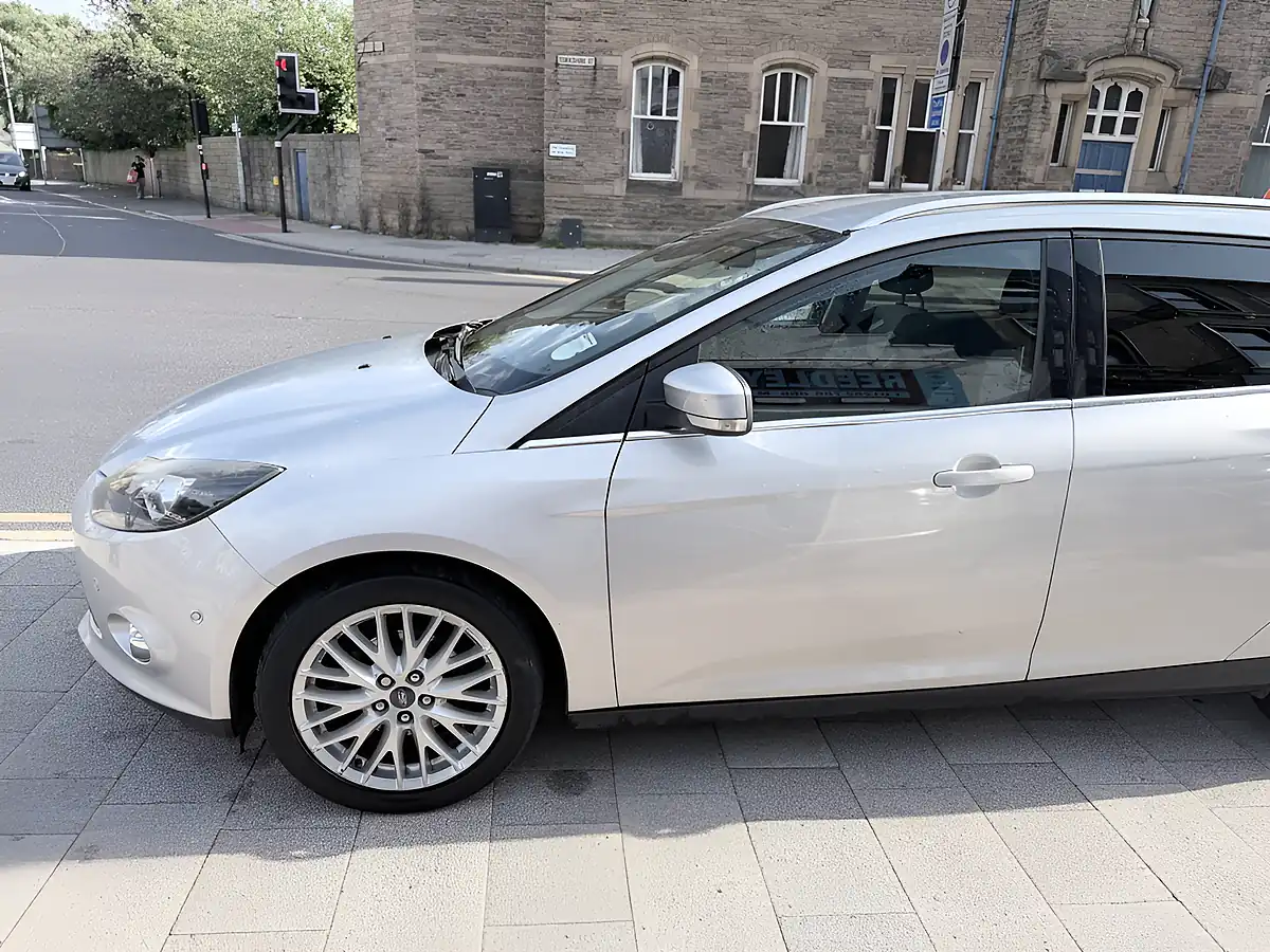Used 2014 Ford Focus Zetec Navigator Silver - Interior and Exterior details 9