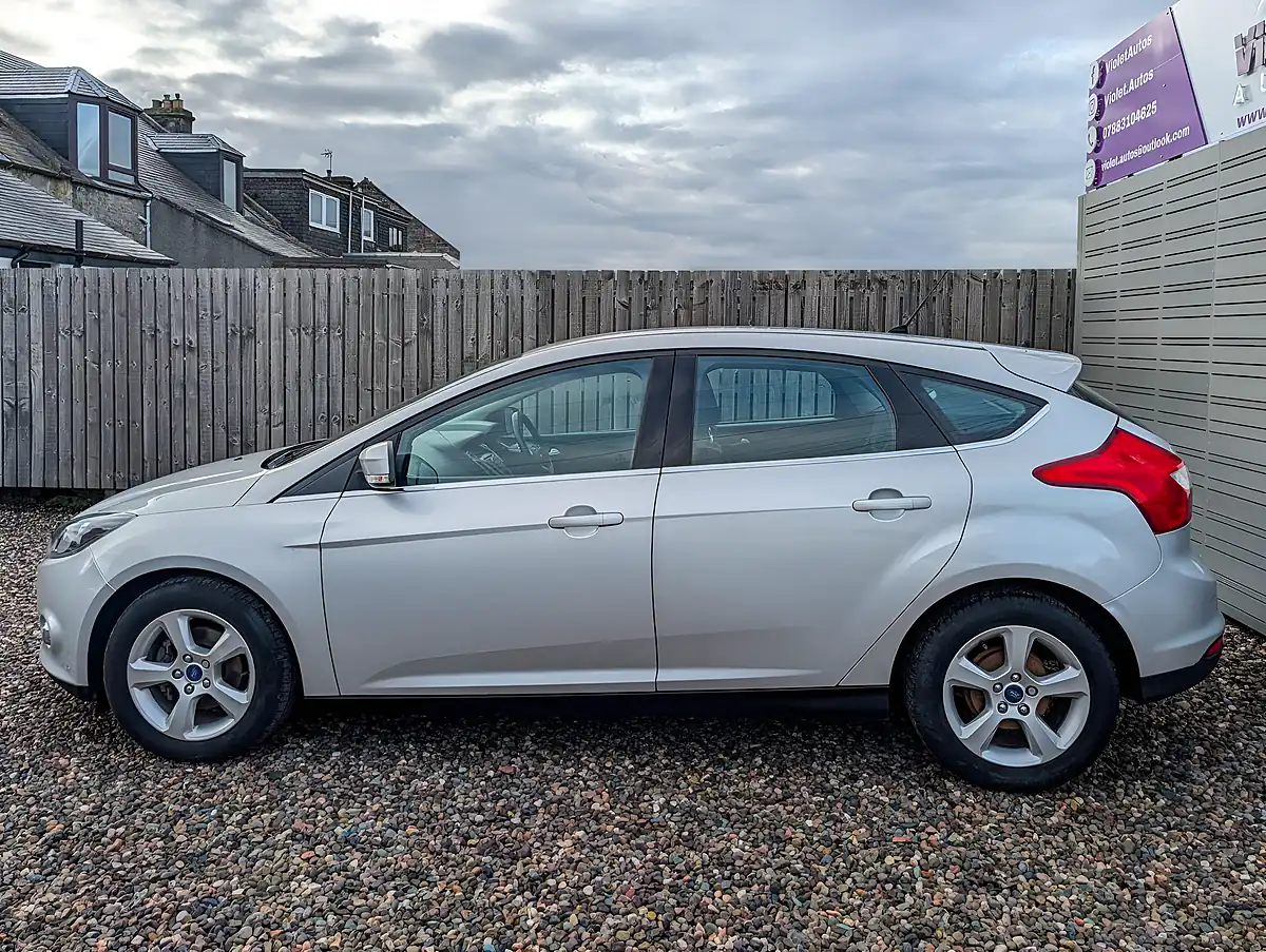 Used 2014 Ford Focus Zetec Navigator Silver - Interior and Exterior details 12