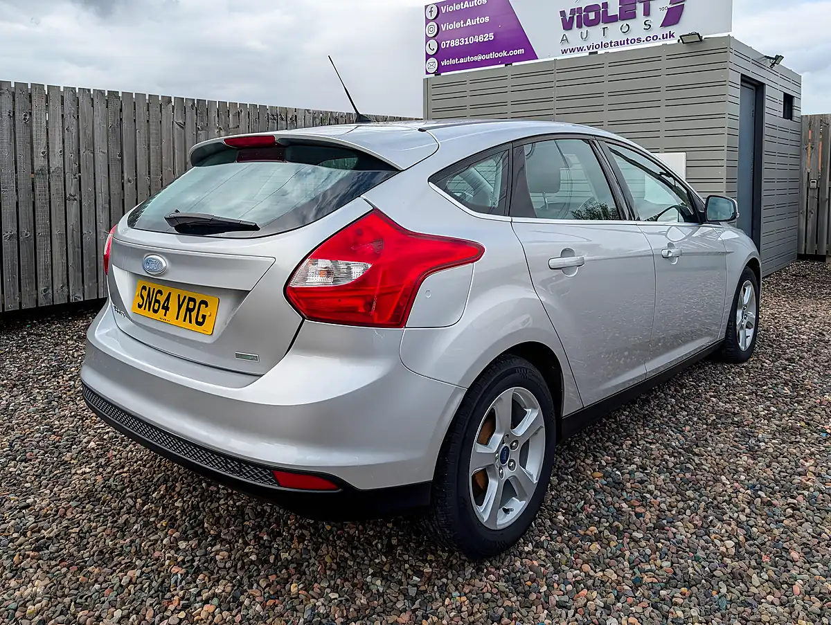 Used 2014 Ford Focus Zetec Navigator Silver - Interior and Exterior details 16