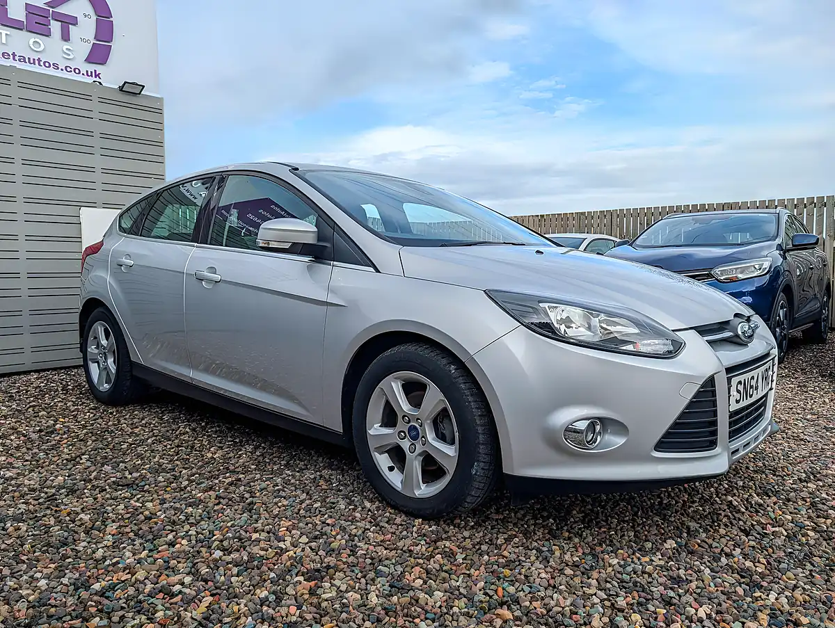 Used 2014 Ford Focus Zetec Navigator Silver - Interior and Exterior details 5
