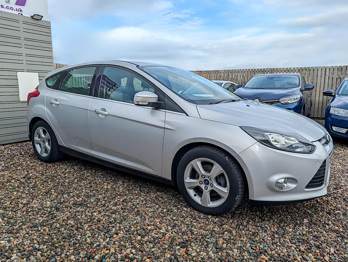 Used 2014 Ford Focus Zetec Navigator Silver - Interior and Exterior details 6