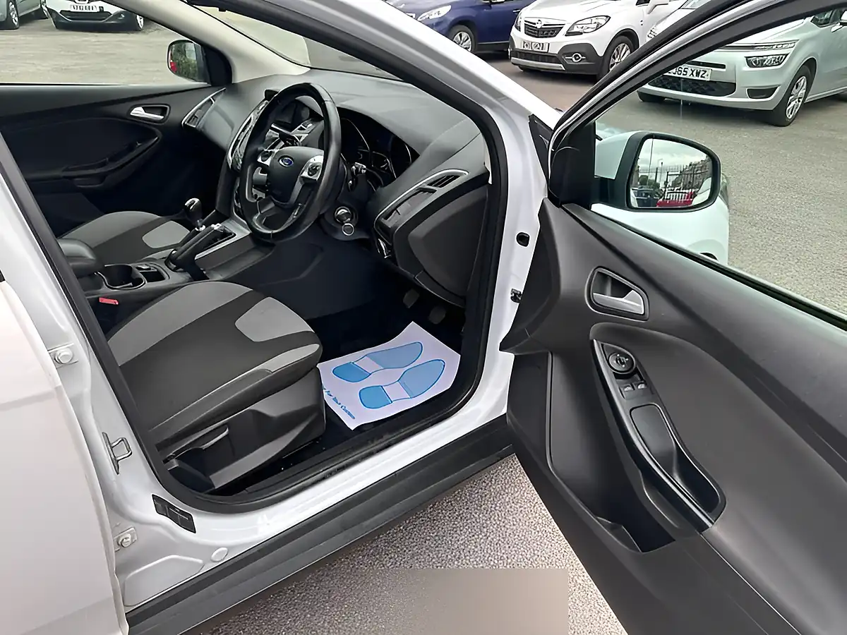 Used 2014 Ford Focus Zetec Navigator White - Interior and Exterior details 14