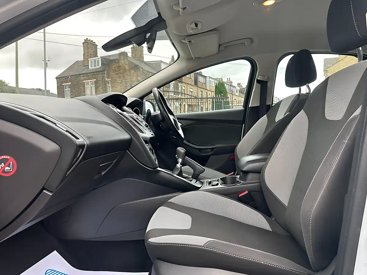 Used 2014 Ford Focus Zetec Navigator White - Interior and Exterior details 20