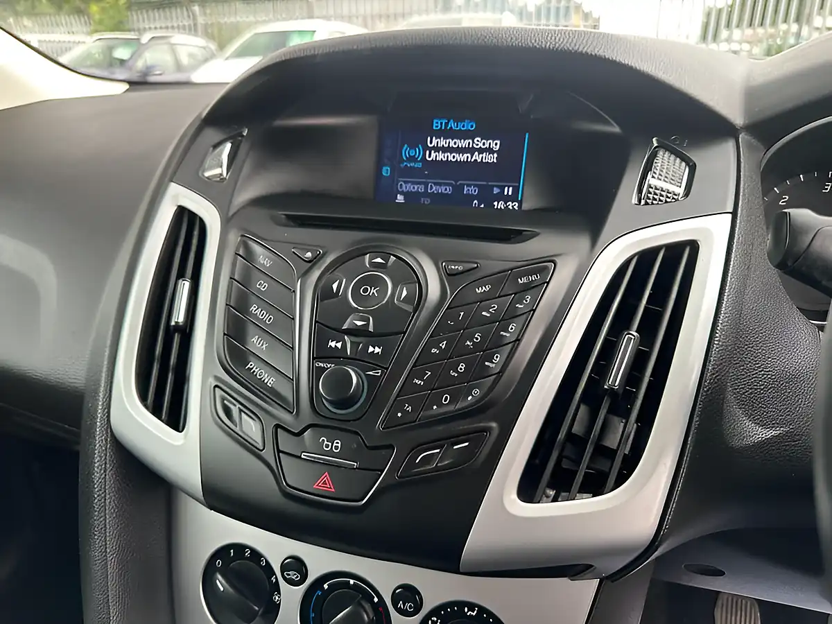 Used 2014 Ford Focus Zetec Navigator White - Interior and Exterior details 6