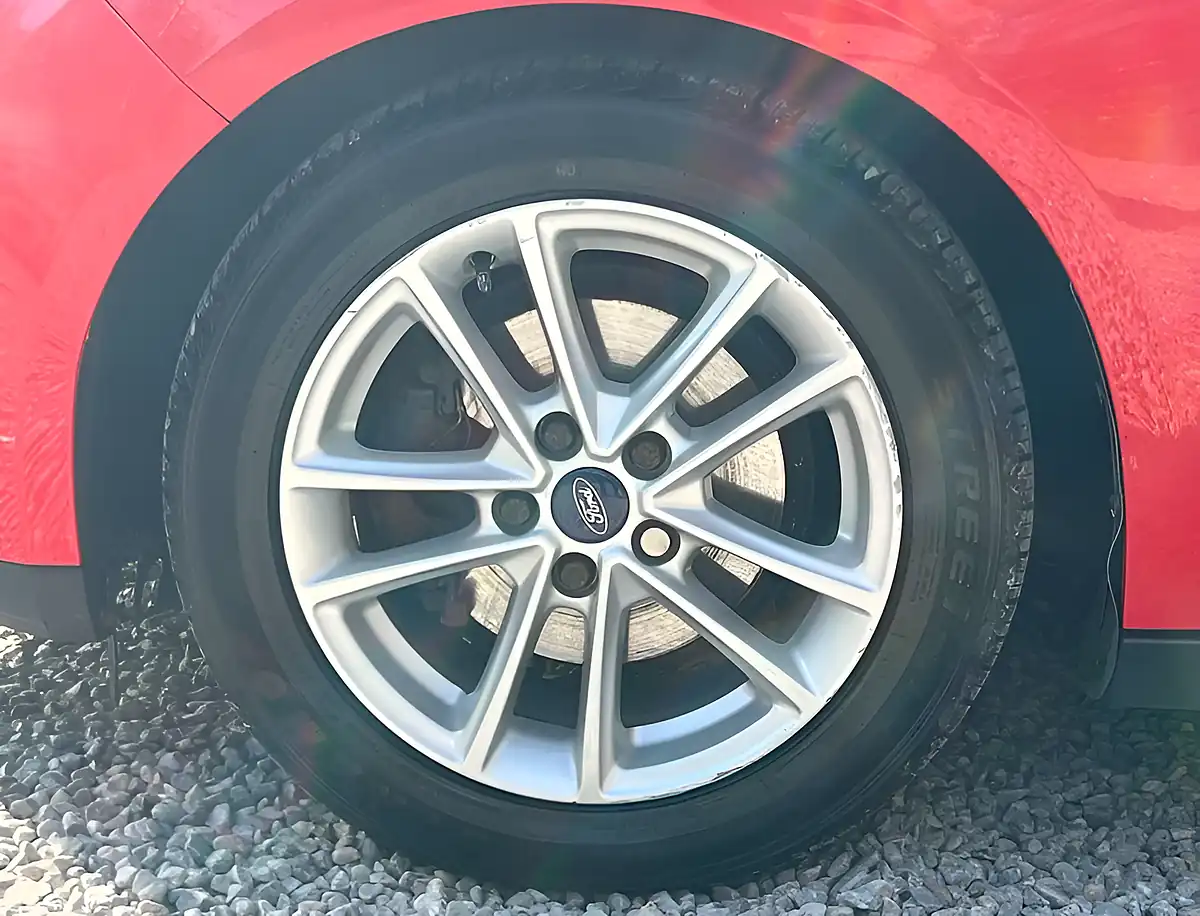 Used 2014 Ford Focus Zetec Race Red - Interior and Exterior details 10