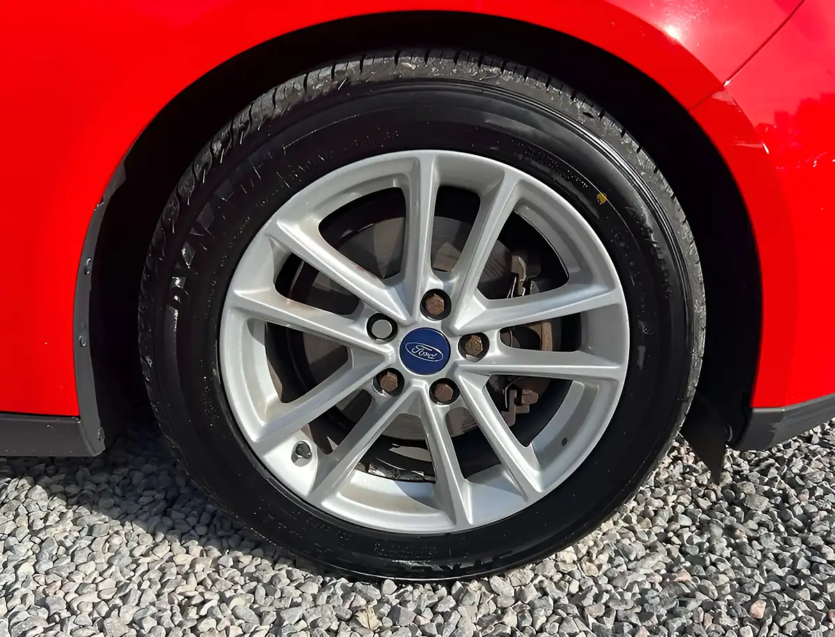 Used 2014 Ford Focus Zetec Race Red - Interior and Exterior details 7