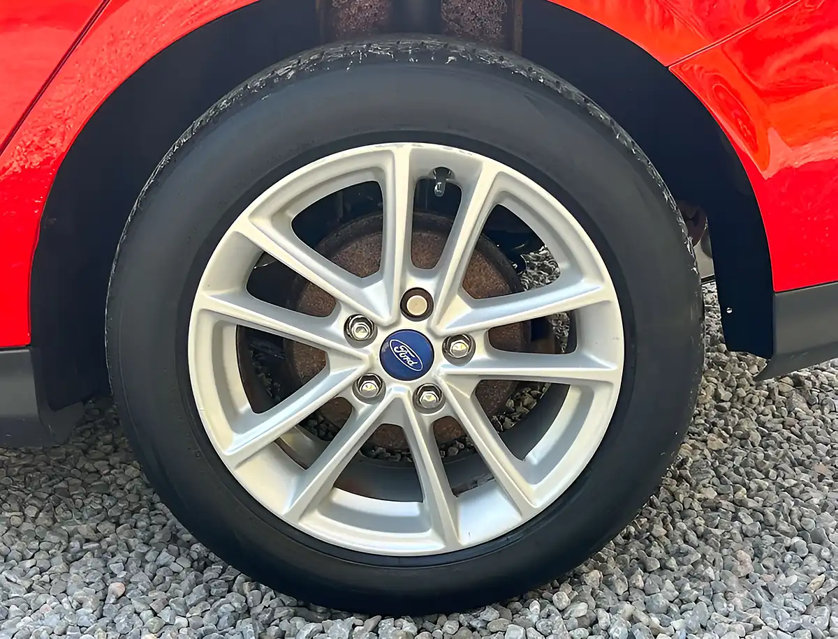 Used 2014 Ford Focus Zetec Race Red - Interior and Exterior details 9