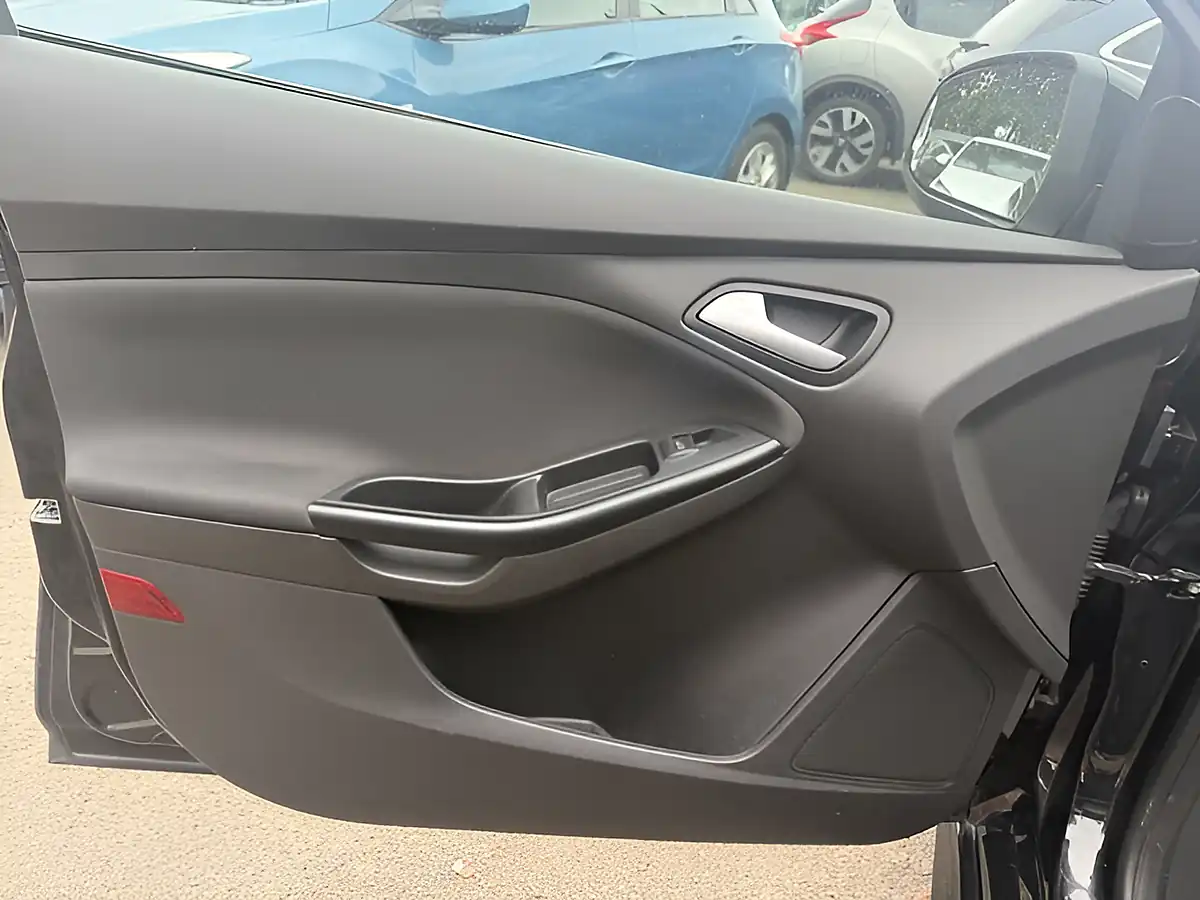 Used 2014 Ford Focus Zetec S Black - Interior and Exterior details 14