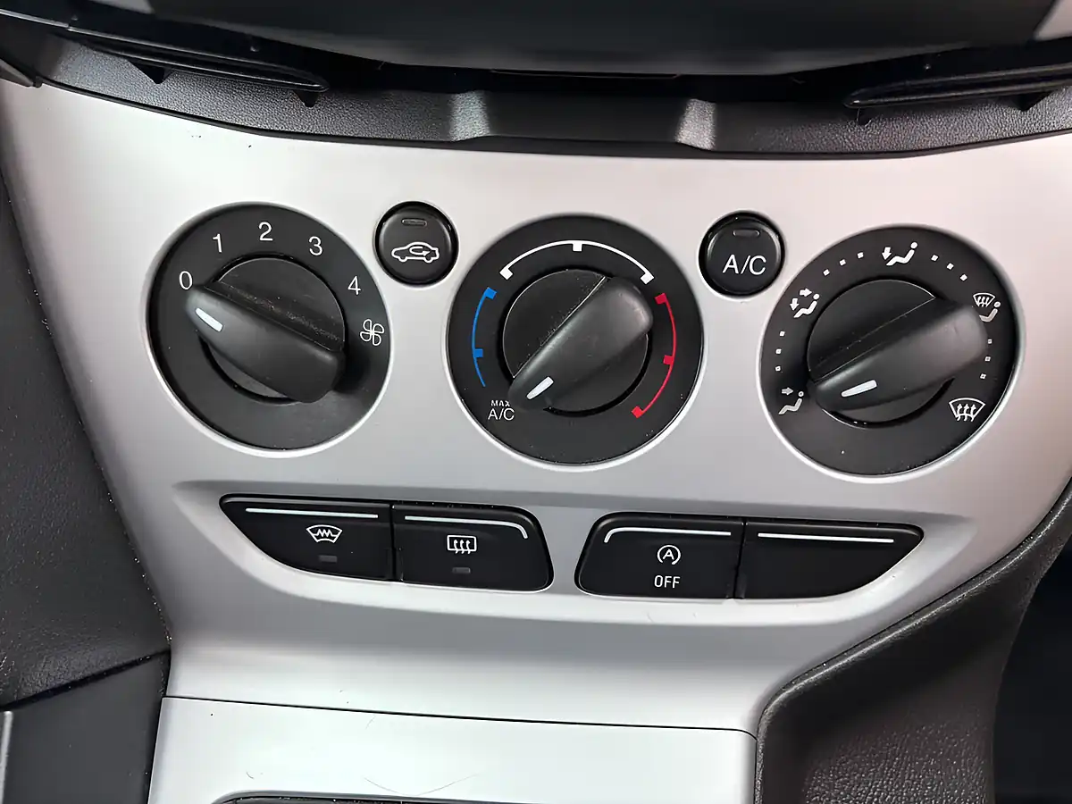 Used 2014 Ford Focus Zetec S Blue - Interior and Exterior details 10