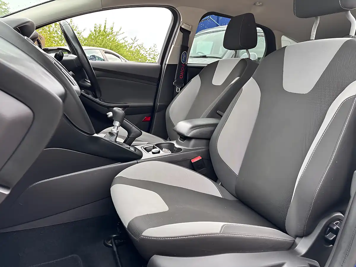 Used 2014 Ford Focus Zetec S Blue - Interior and Exterior details 15