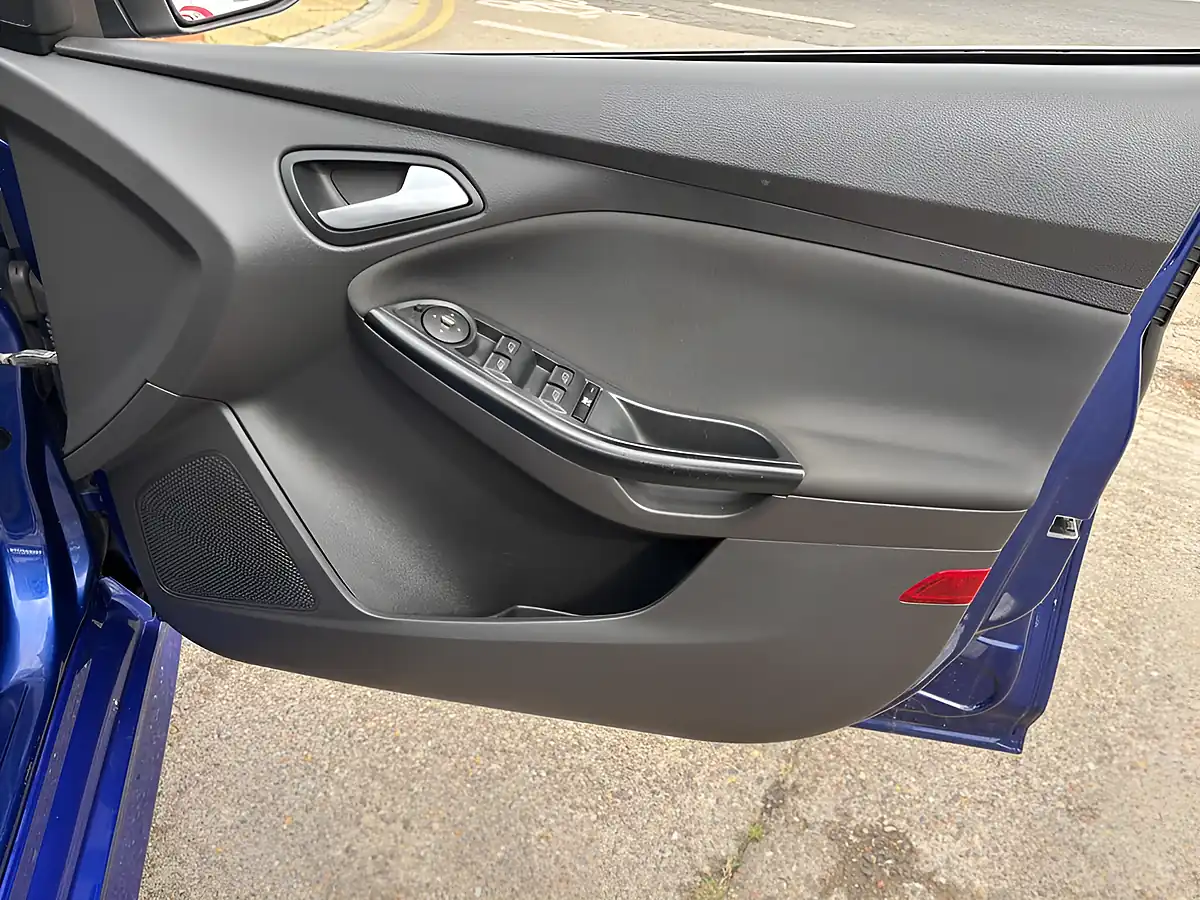 Used 2014 Ford Focus Zetec S Blue - Interior and Exterior details 17
