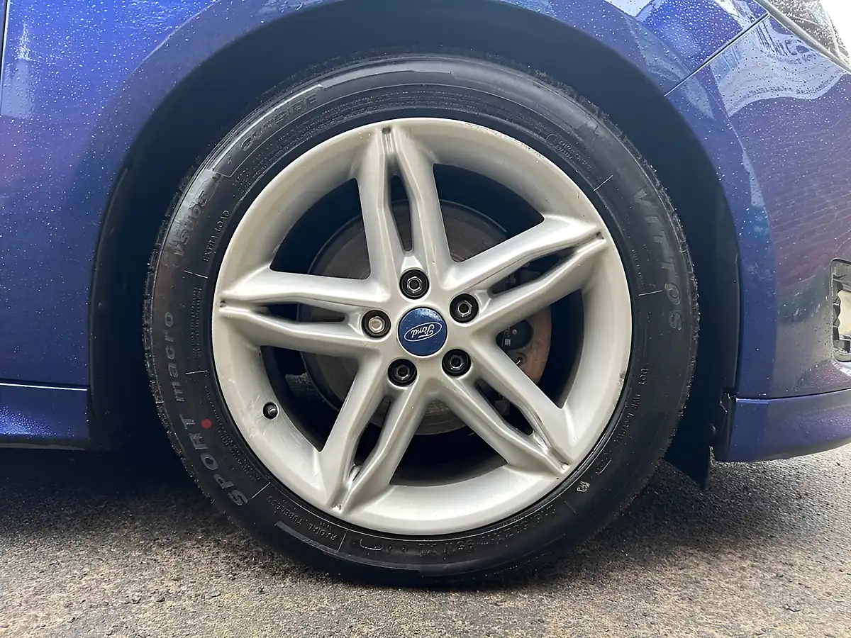 Used 2014 Ford Focus Zetec S Blue - Interior and Exterior details 19