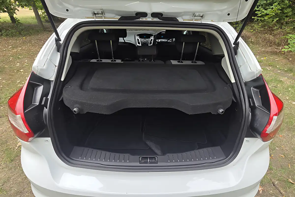 Used 2014 Ford Focus Zetec White - Interior and Exterior details 11