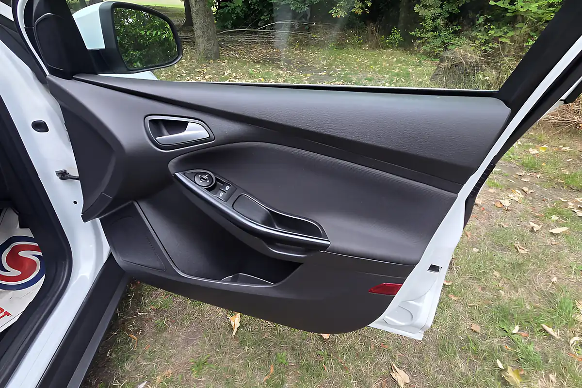 Used 2014 Ford Focus Zetec White - Interior and Exterior details 15