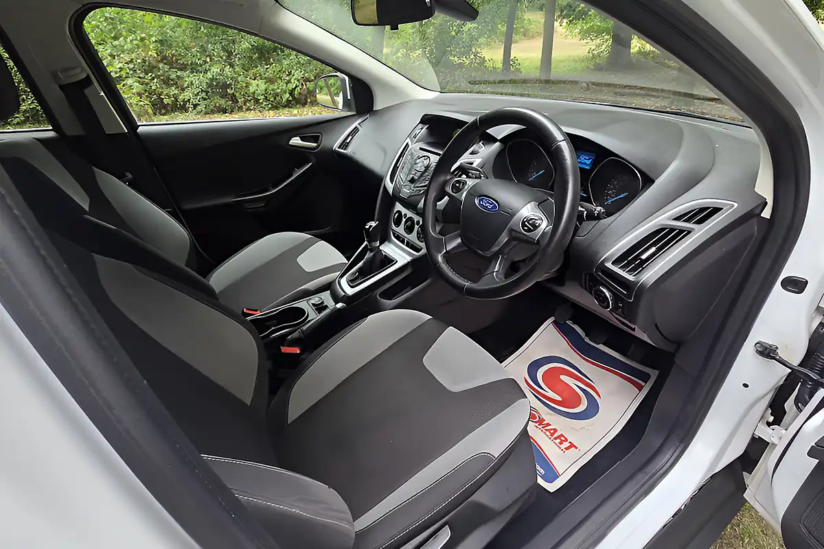 Used 2014 Ford Focus Zetec White - Interior and Exterior details 18