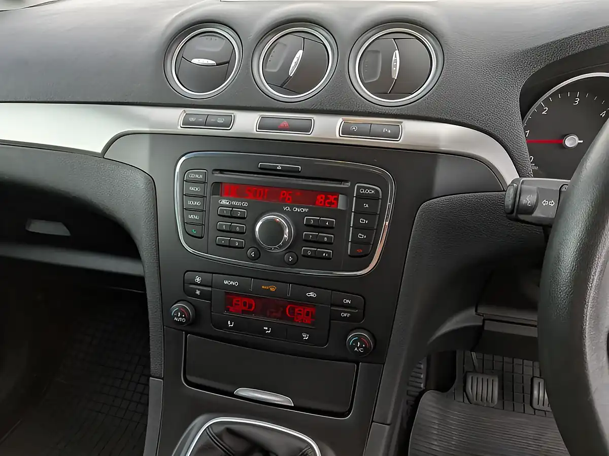 Used 2014 Ford Galaxy Zetec Silver - Interior and Exterior details 17