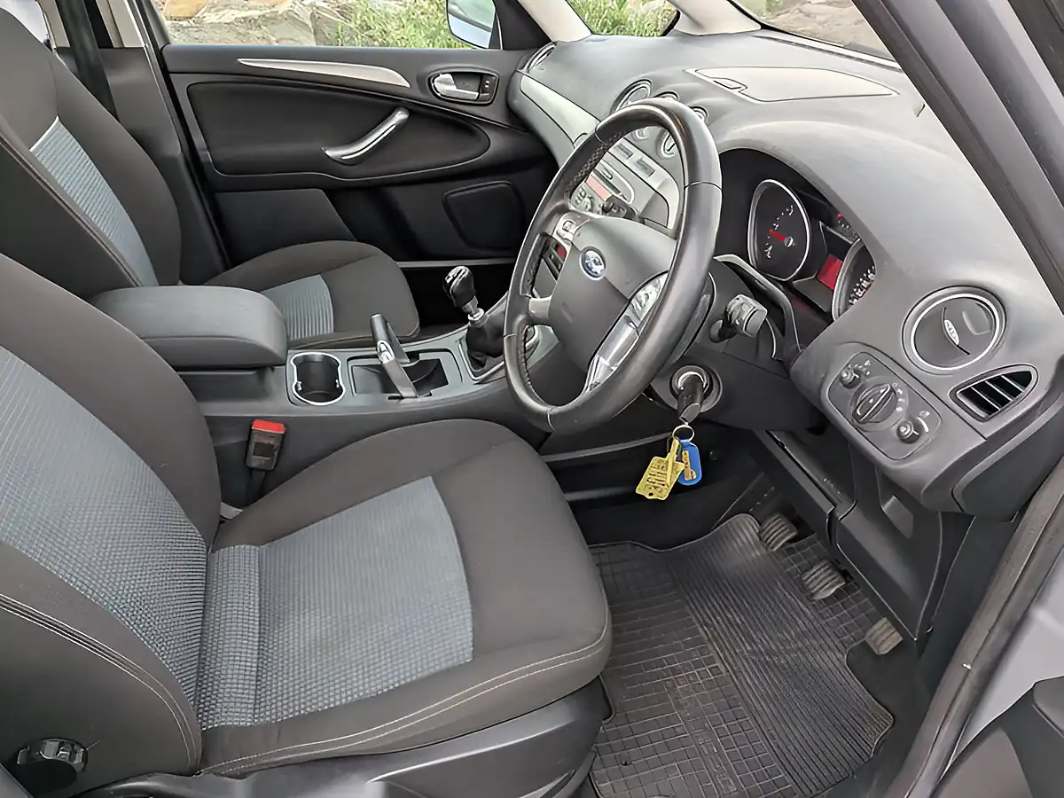 Used 2014 Ford Galaxy Zetec Silver - Interior and Exterior details 9