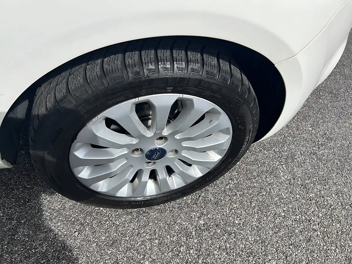 Used 2014 Ford Ka Zetec White - Interior and Exterior details 11