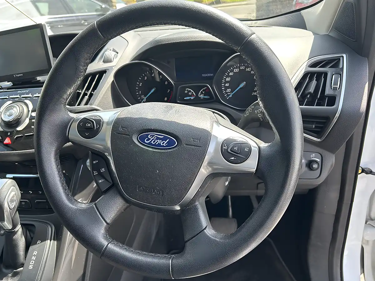 Used 2014 Ford Kuga White - Interior and Exterior details 10