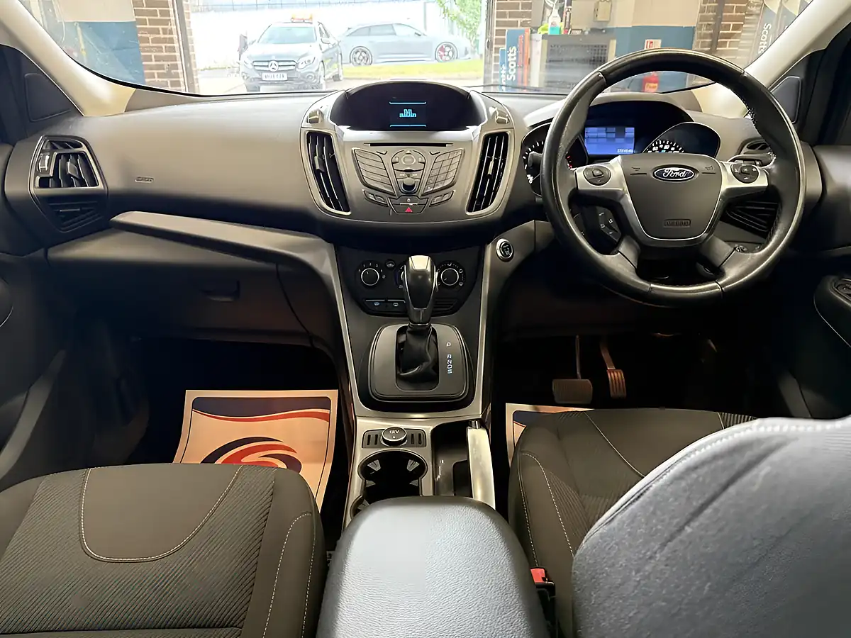 Used 2014 Ford Kuga Zetec Green - Interior and Exterior details 11