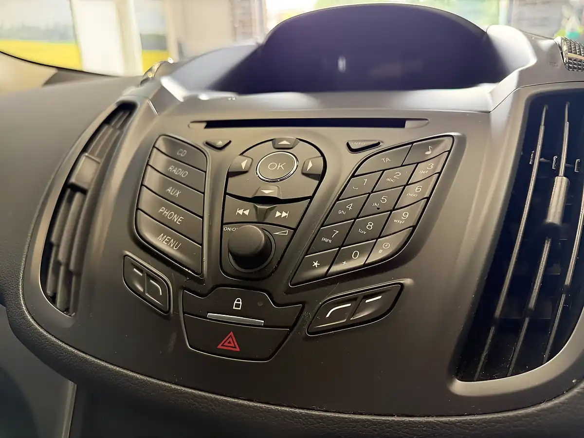 Used 2014 Ford Kuga Zetec Green - Interior and Exterior details 12
