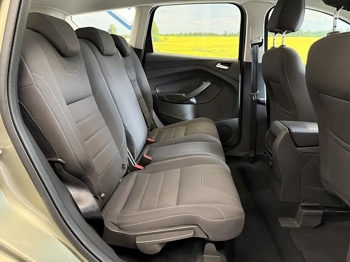 Used 2014 Ford Kuga Zetec Green - Interior and Exterior details 14