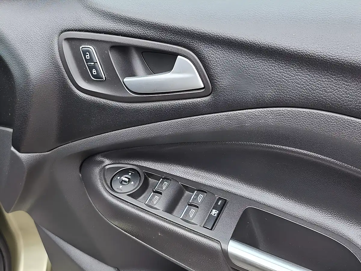 Used 2014 Ford Kuga Zetec Green - Interior and Exterior details 12