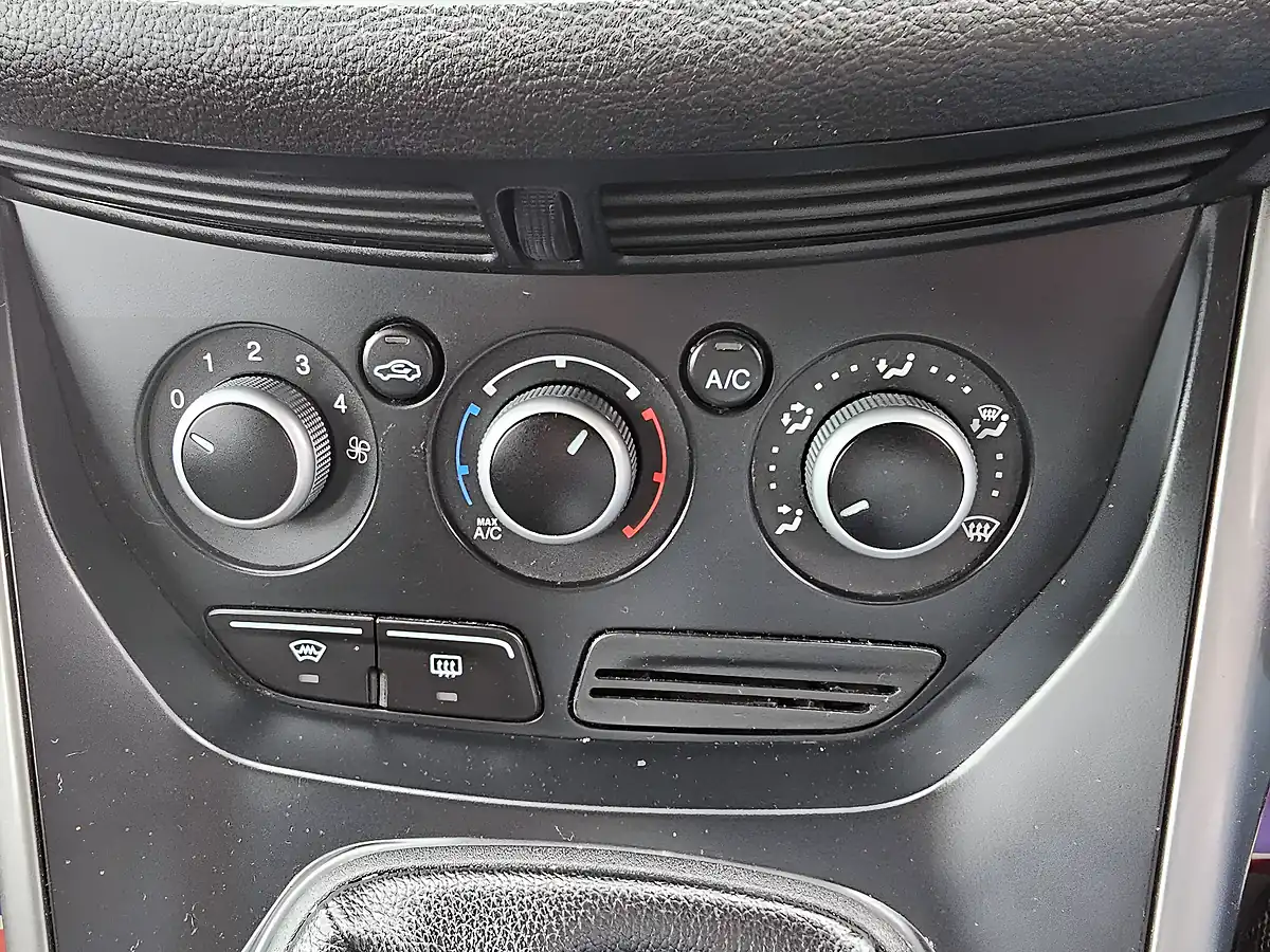 Used 2014 Ford Kuga Zetec Green - Interior and Exterior details 14