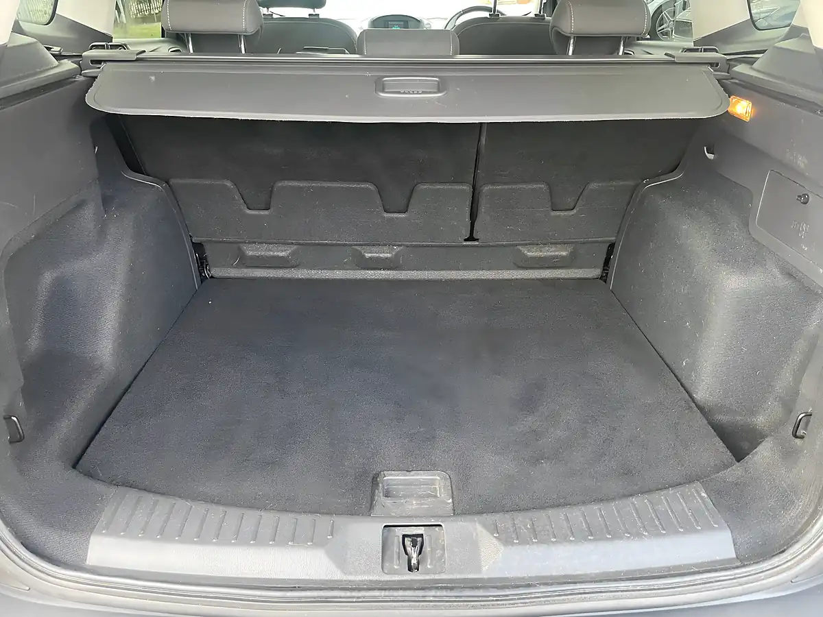 Used 2014 Ford Kuga Zetec Grey - Interior and Exterior details 19