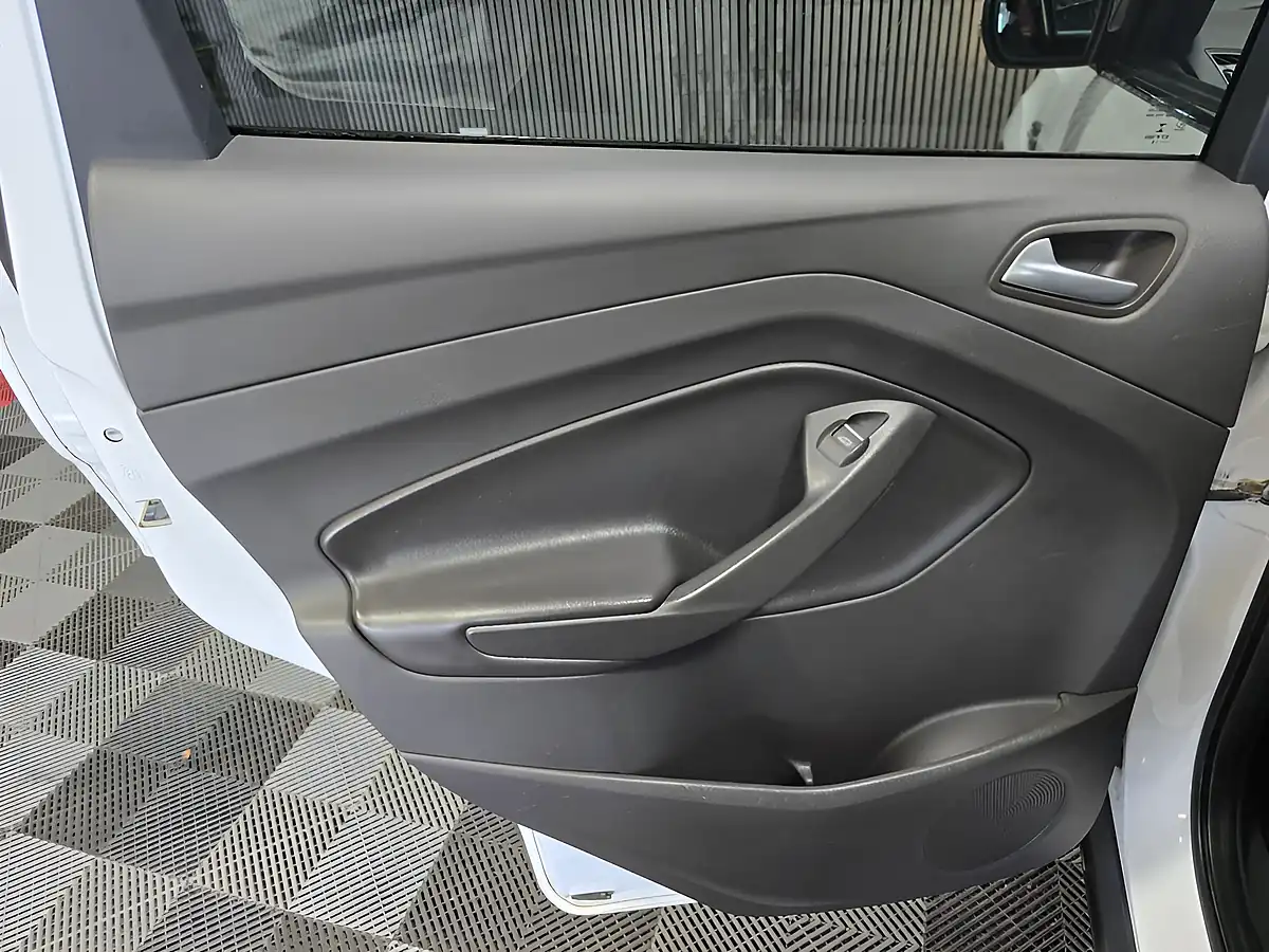 Used 2014 Ford Kuga Zetec White - Interior and Exterior details 14