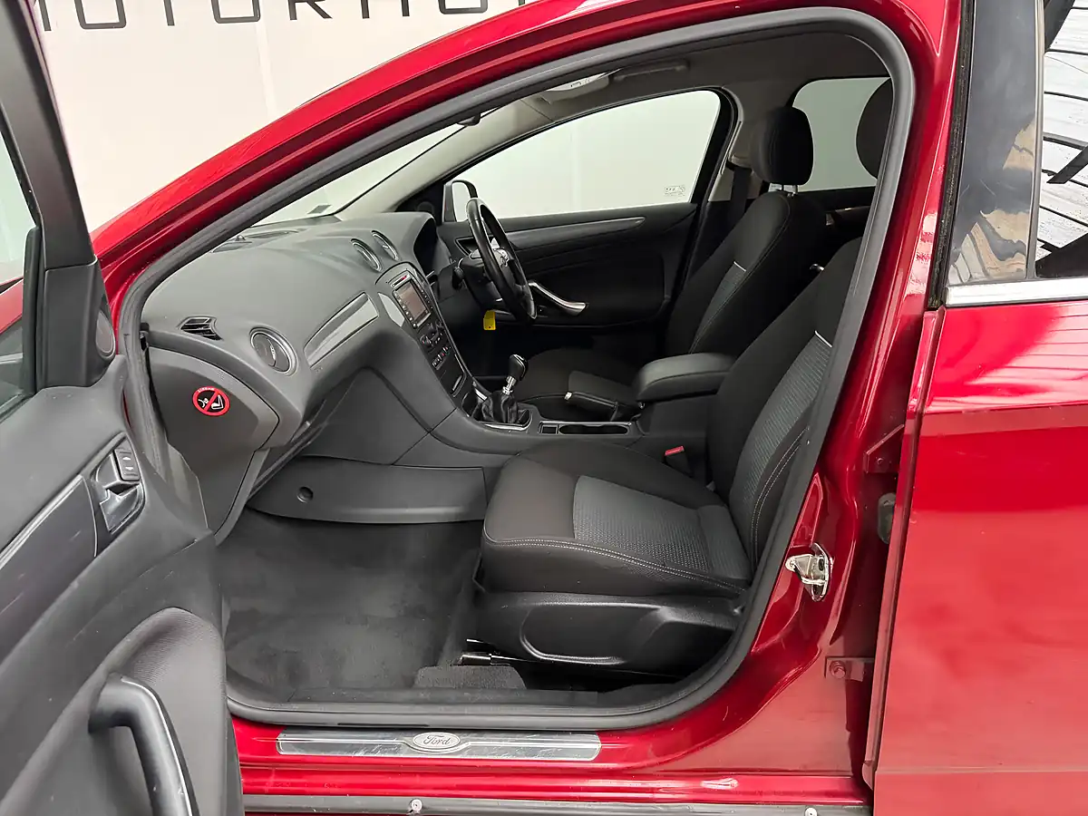 Used 2014 Ford Mondeo Zetec Business Edition Red - Interior and Exterior details 9