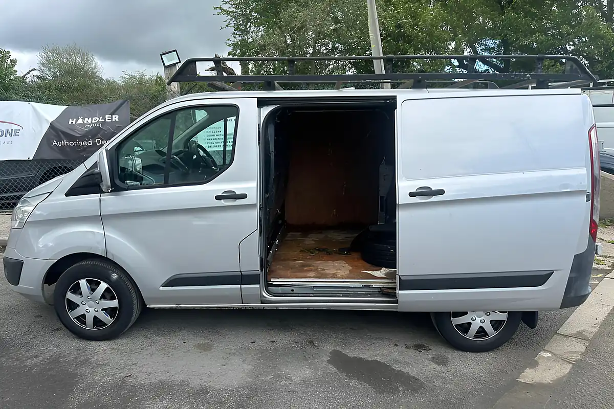 Used 2014 Ford Transit Custom Trend L1 H1 Silver - Interior and Exterior details 9