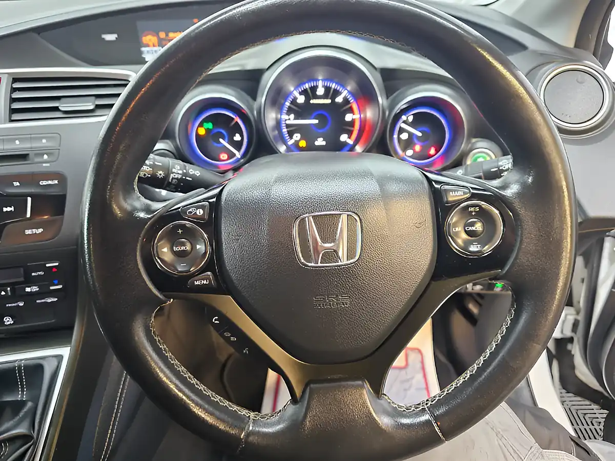Used 2014 Honda Civic Se Plus White - Interior and Exterior details 10