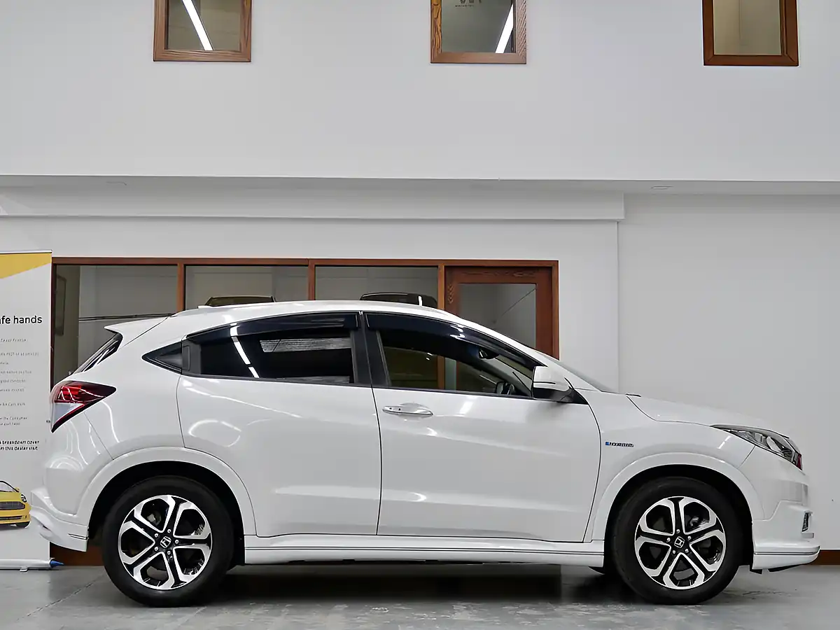 Used 2014 Honda Hr-V Se White - Interior and Exterior details 9