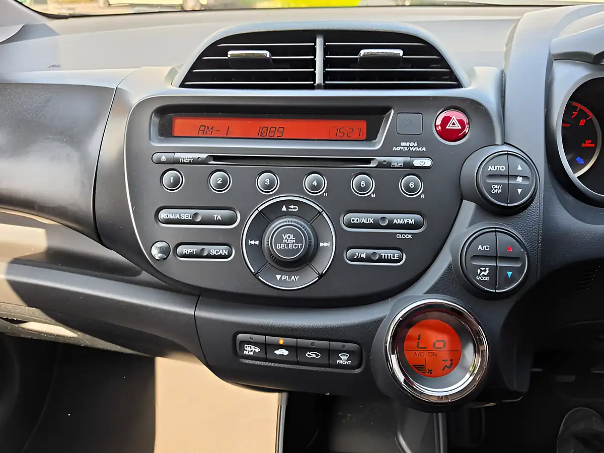 Used 2014 Honda Jazz Es+ Blue - Interior and Exterior details 19