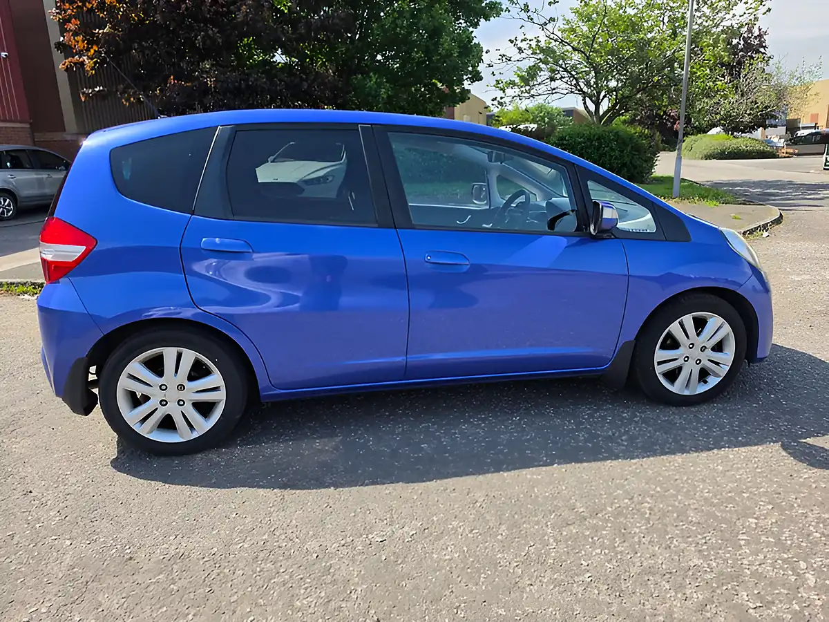 Used 2014 Honda Jazz Es+ Blue - Interior and Exterior details 5