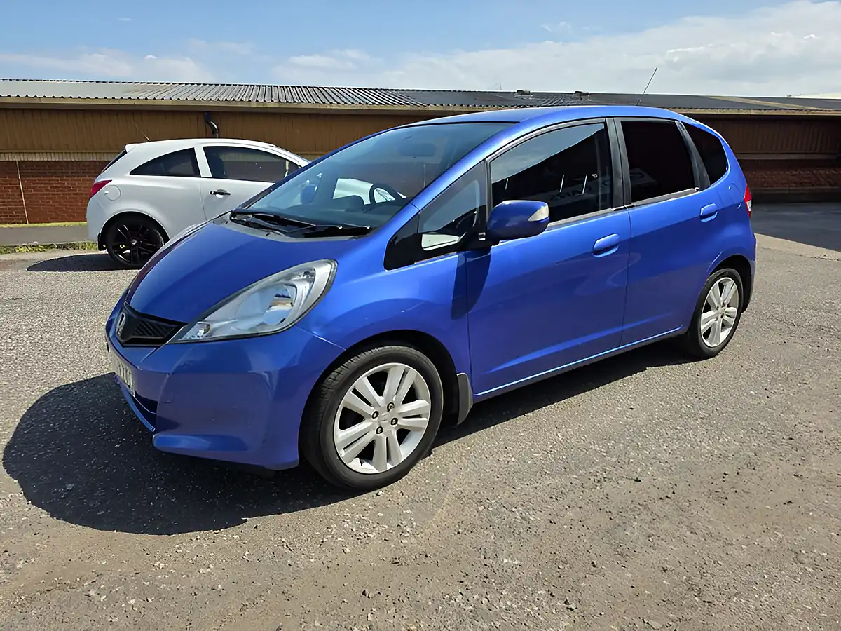 Used 2014 Honda Jazz Es+ Blue - Interior and Exterior details 6