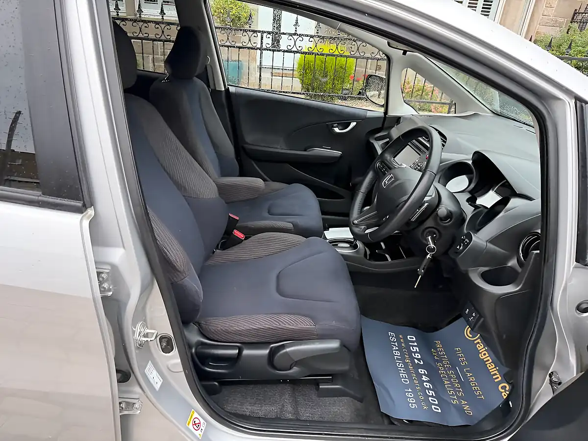 Used 2014 Honda Jazz Es Plus T Silver - Interior and Exterior details 2