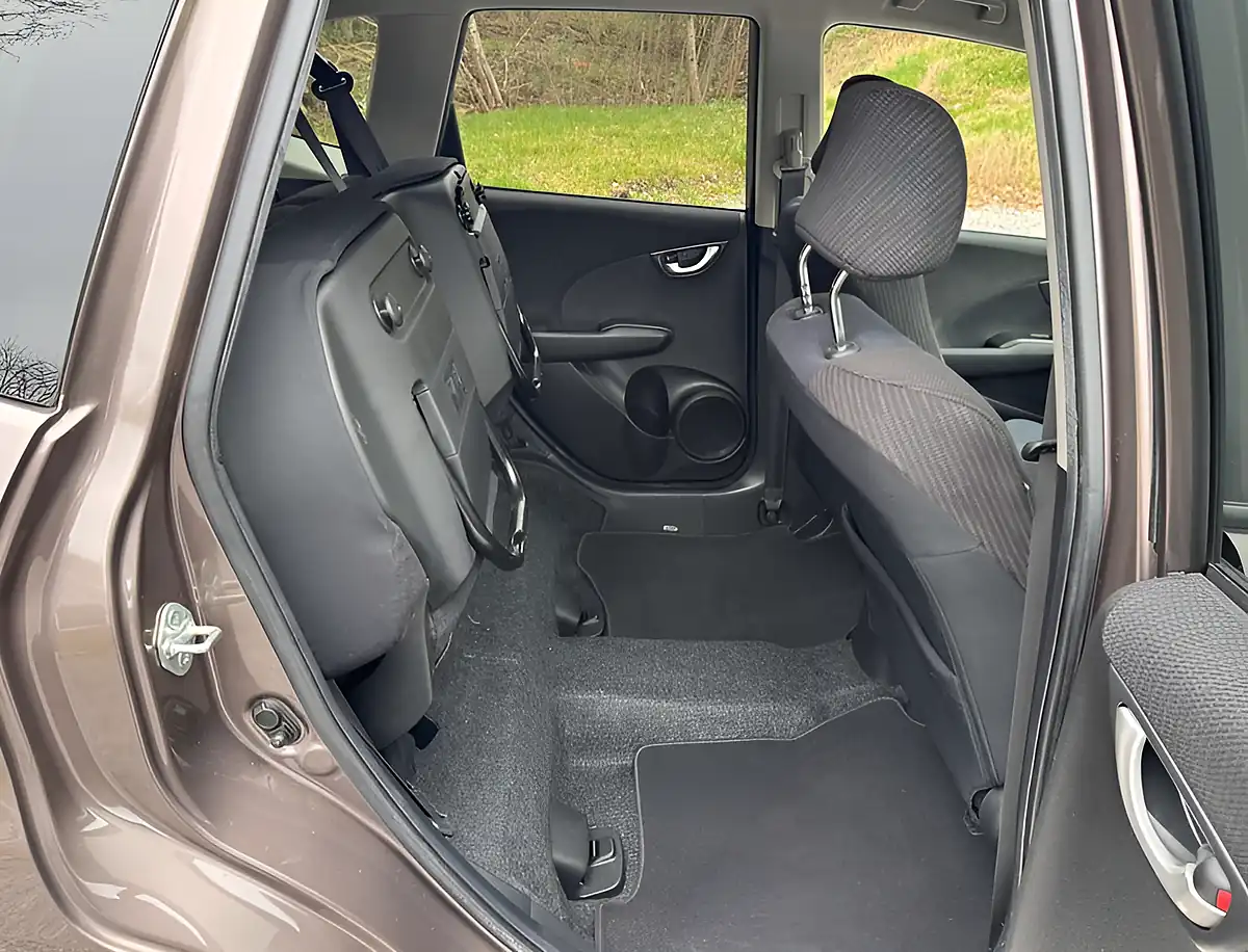 Used 2014 Honda Jazz Es+ Urban Titanium - Interior and Exterior details 17