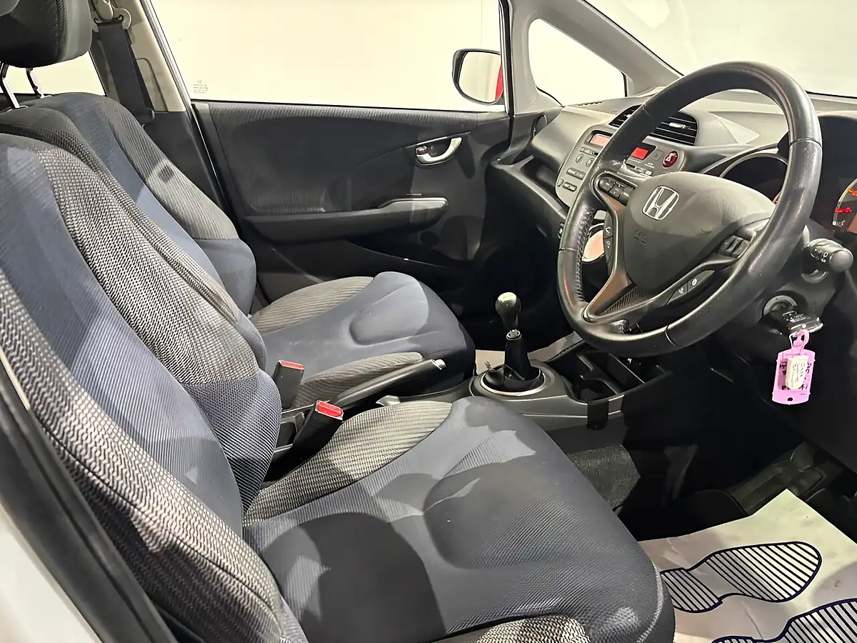 Used 2014 Honda Jazz Ex White - Interior and Exterior details 10