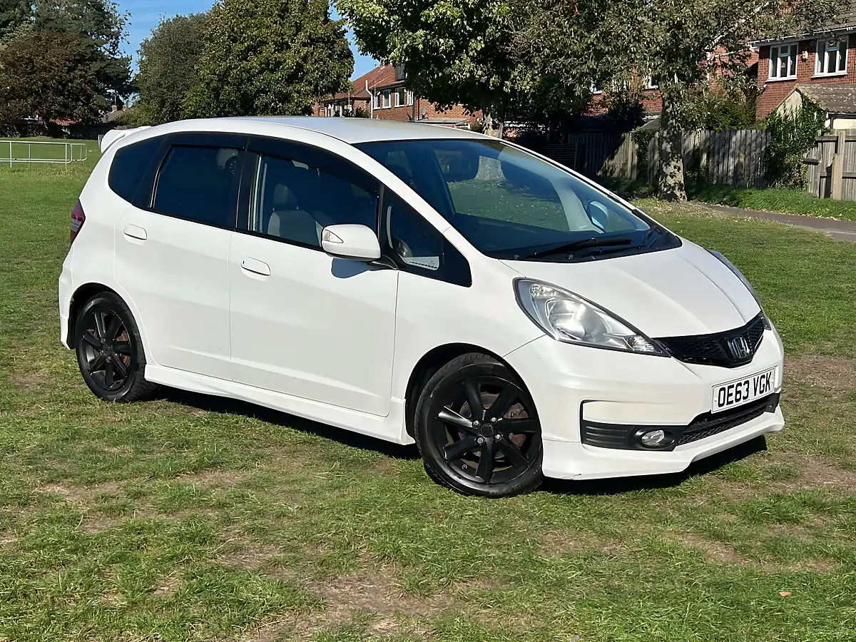 Used 2014 Honda Jazz Si White - Interior and Exterior details 3