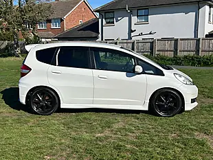 Used 2014 Honda Jazz Si White - Interior and Exterior details 4