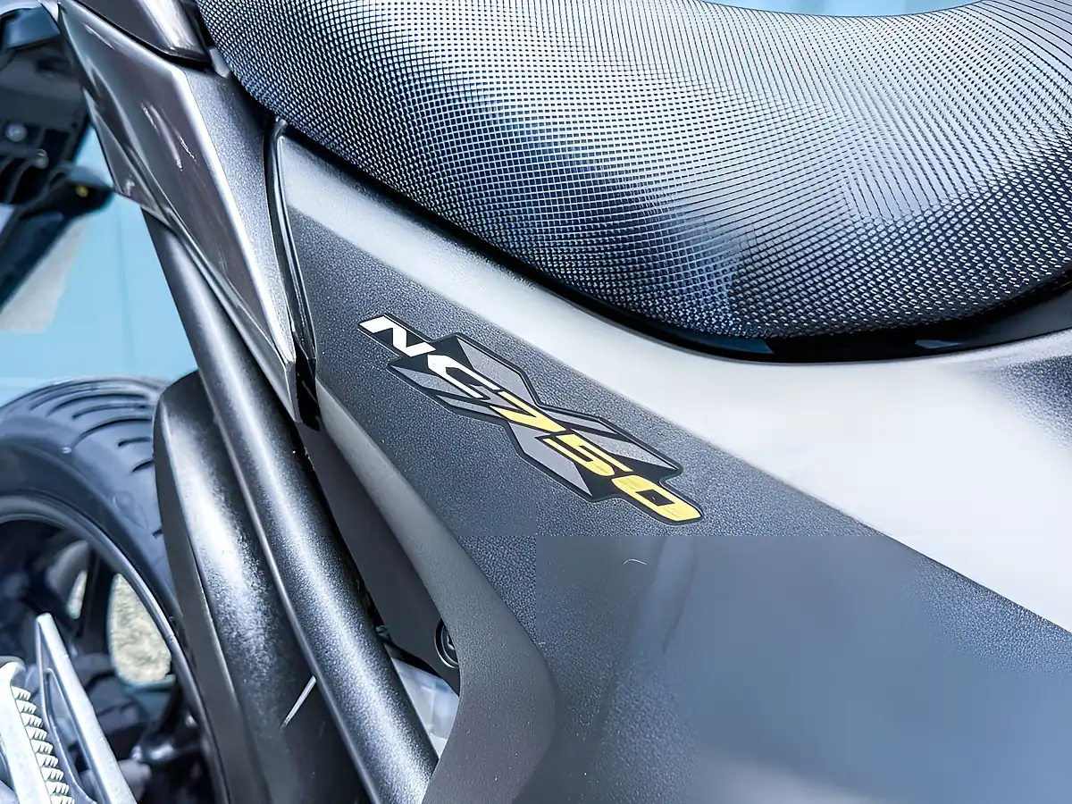 Used 2014 Honda NC750X Adventure Silver - Interior and Exterior details 13