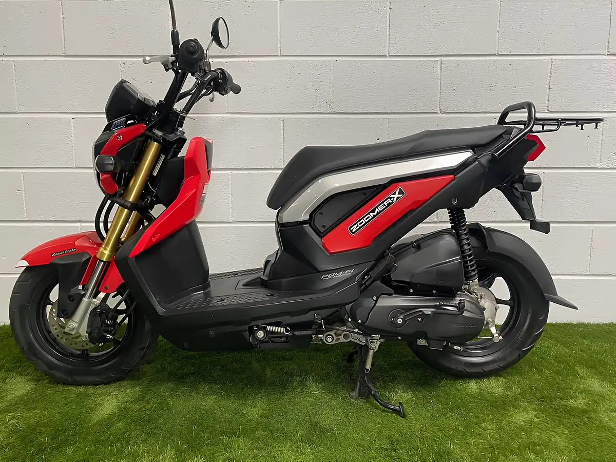 Used 2014 Honda Zoomer X Black Red - Interior and Exterior details 11