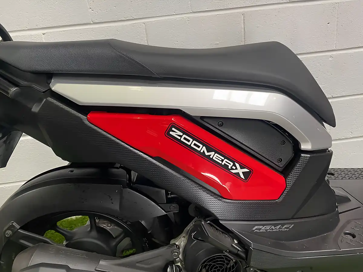 Used 2014 Honda Zoomer X Black Red - Interior and Exterior details 17