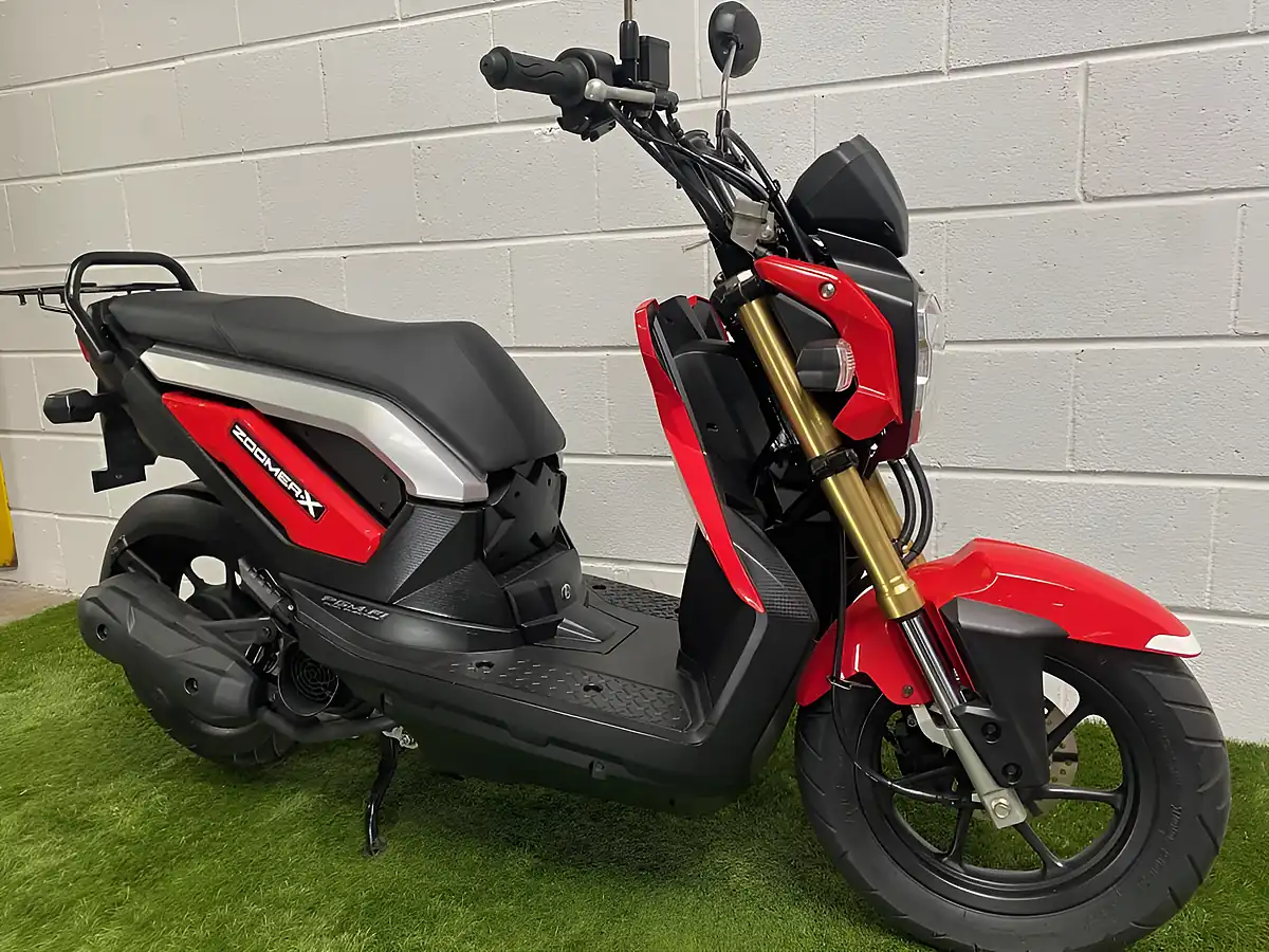 Used 2014 Honda Zoomer X Black Red - Interior and Exterior details 3